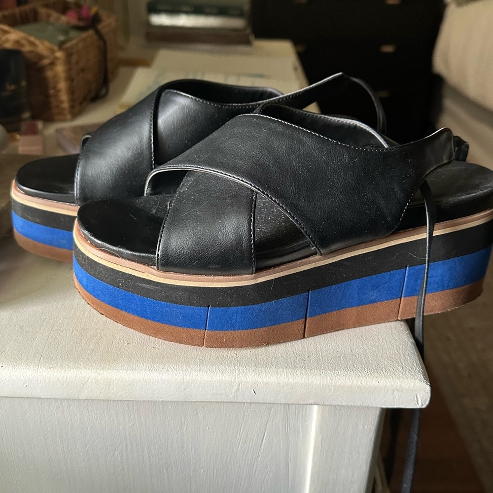 Black platform sandal